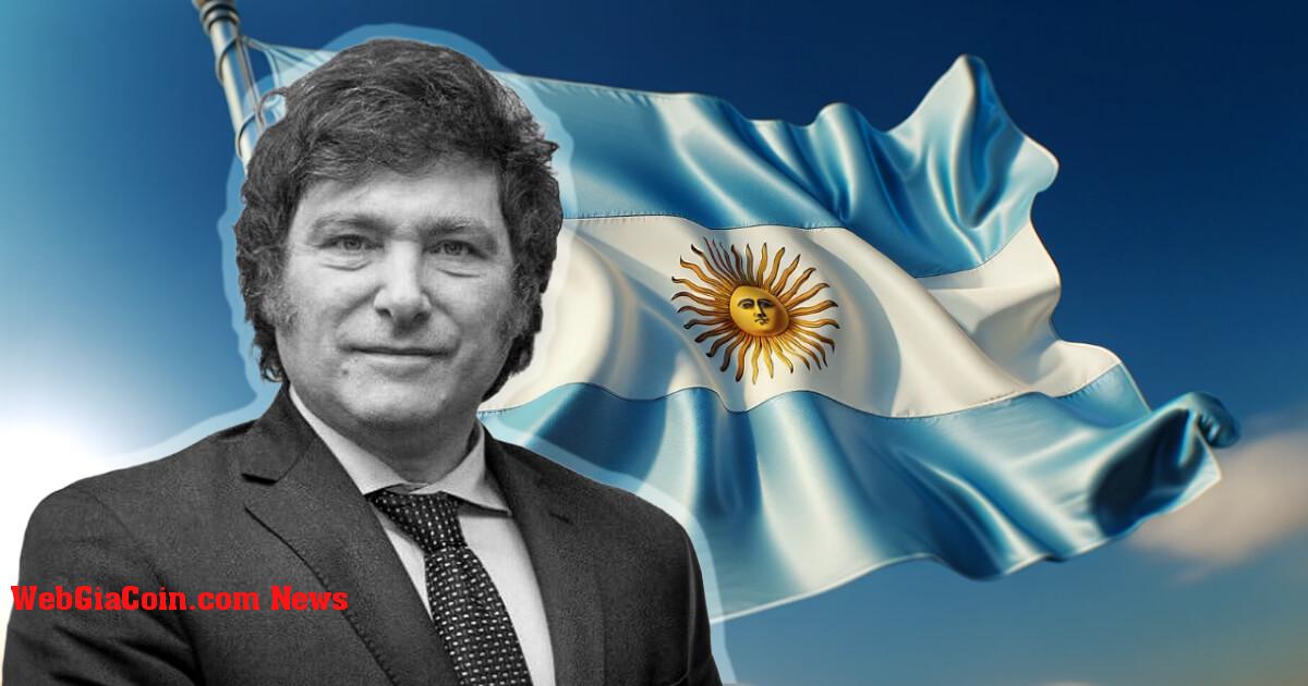 Tổng thống mới của Argentina giải quyết chính sách tiền tệ bằng cách phá giá tiền tệ 50%