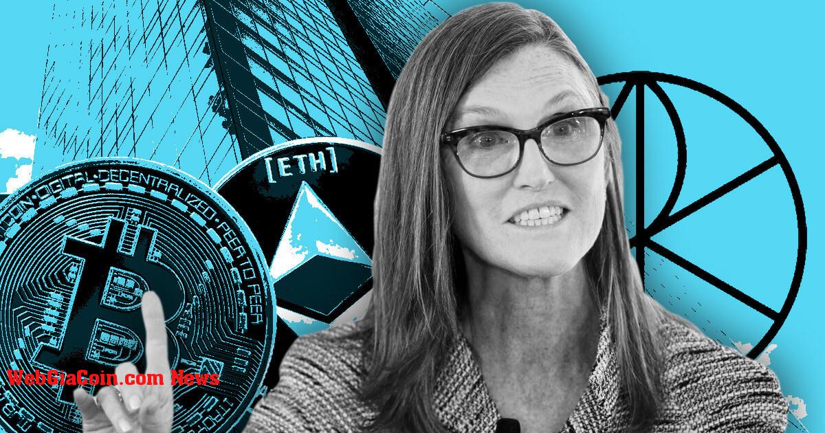 Ark Cathie Wood cho biết SEC có thể sẽ chỉ phê duyệt các quỹ ETF BTC và ETH