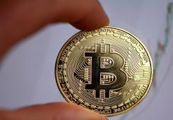 giá bitcoin: Xu hướng giảm giá Bitcoin, Altcoin khi thanh lý tiền điện tử đạt 900 triệu USD trong ngày qua