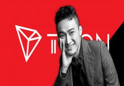 giá bitcoin: Justin Sun ăn quả chuối trị giá 6,2 triệu đô la được dán băng dính vào tường